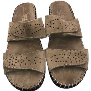 La Plume leather sandals w/ cutout design 10